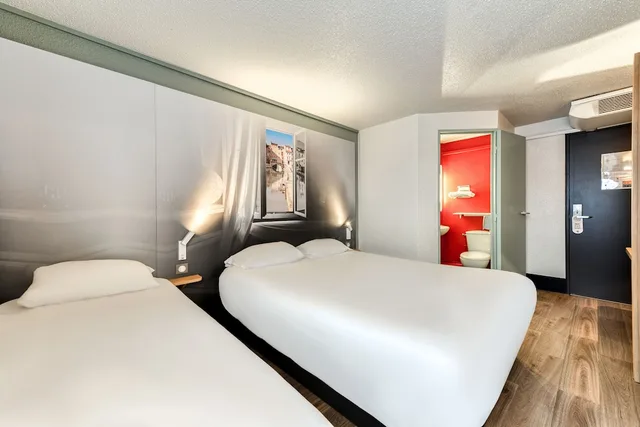 غرفة ثلاثية بسرير مزدوج وسرير فردي، B&B HOTEL Narbonne 2 1/5
