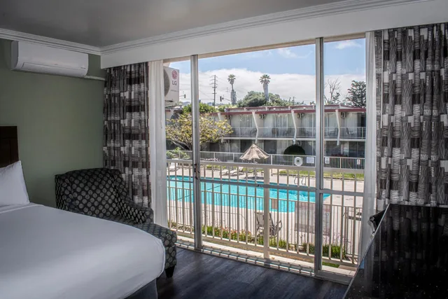 Room, King Bed, 2 Queen Beds, Travelodge By Wyndham Monterey Bay 7/10