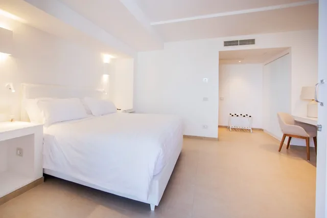 غرفة بريميوم بسرير كينج بإطلالة على المسبح بشرفة، Pagoda Hotel Residence 1/4