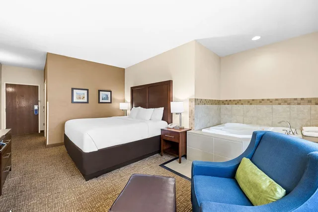 غرفة بزنس بسرير كينج، Comfort Inn Suites Pueblo 3/6