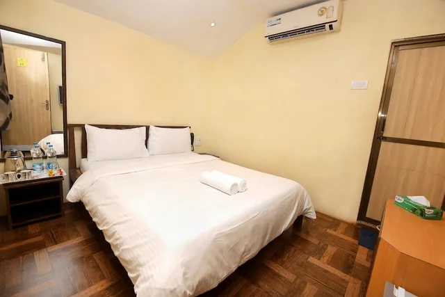 خيمة بسرير كوين، West End Hotel 2/6