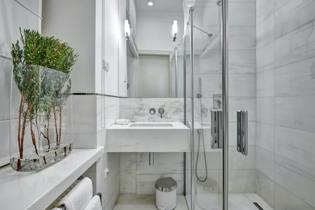 Junior Suite, King Bed, H15 Boutique Hotel, Warsaw, a Member of Design Hotels 2/2