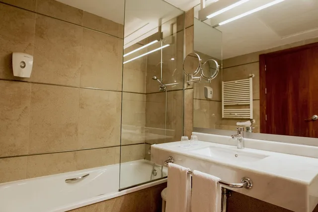 غرفة ثلاثية بسريرين منفصلين بإطلالة على المسبح بشرفة مع أريكة، Deloix Aqua Center Hotel 3/3