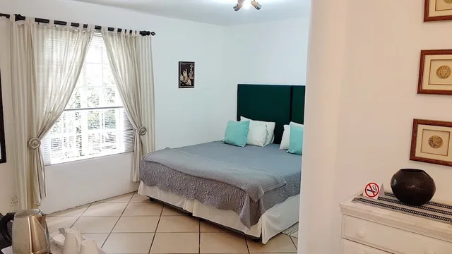 غرفة كومفورت بسريرين منفصلين، Six Valk Avenue Self Catering Guest House 1/4