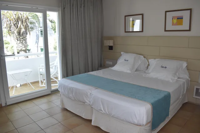 غرفة بسريرين منفصلين بشرفة، Hotel Cala d Or - Adults Only 5/10