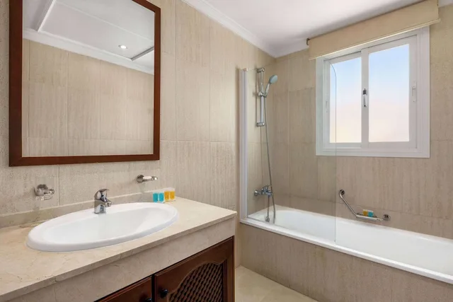 3 Bedrooms, Plus, Premium, Suite, 1 Queen and 1 Single Bed, Sea View, Hot Tub، Wyndham Grand Costa del Sol 7/9