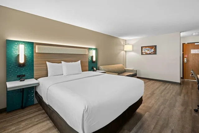جناح بسرير كينج لذوي الإعاقة، Econo Lodge Inn & Suites Santa Fe, NM 1/5