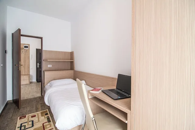 شقة بسرير كينج وسرير فردي بغرفتي نوم مع أريكة، Residence Il Lago 2/3