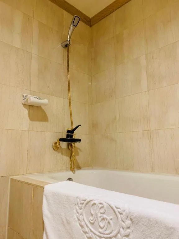 غرفة عائلية بسريرين مزدوجين، Kingdom Hotel 1/1