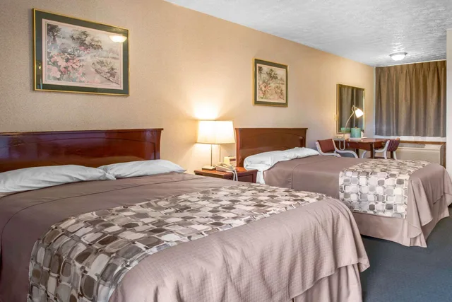 Efficiency, Suite, 1 Queen and 1 Double Bed، Rodeway Inn & Suites Branford - Guilford 1/2