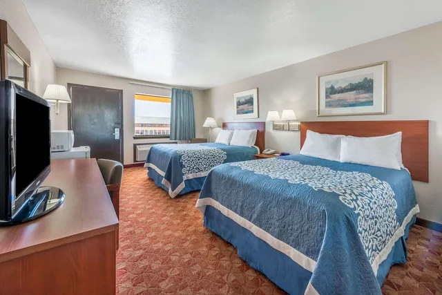غرفة بسريرين مزدوجين للمدخنين، Days Inn by Wyndham Russell 1/4