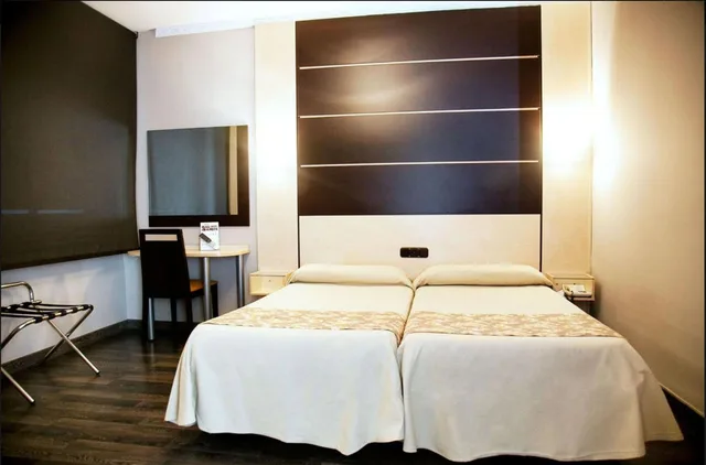 غرفة بسريرين منفصلين، Universal Hotel 1/3