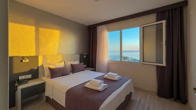 جناح فاخر بسرير كوين بإطلالة على البحر بغرفة نوم واحدة مع أريكة، La Bella Suit Otel 8/10