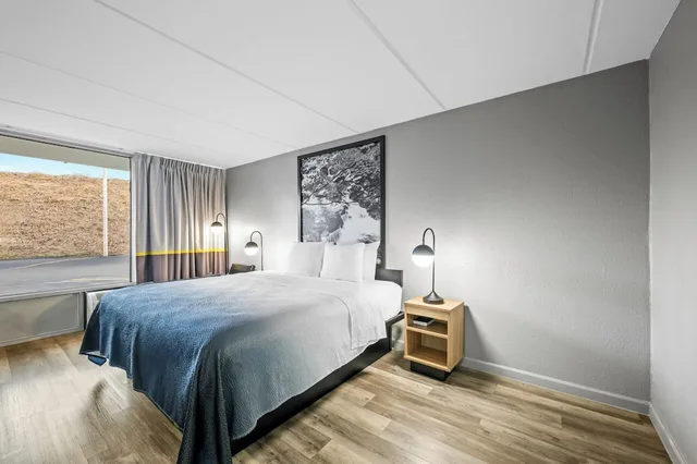 غرفة بسرير كينج للمدخنين لذوي الإعاقة، Super 8 By Wyndham Kingsport /I-81 2/9