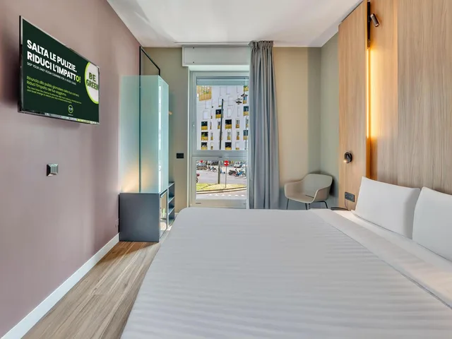 Room, Queen Bed, B&B Hotel Milano Portello 2/10