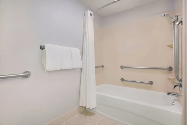 غرفة بسرير كينج مع أريكة لذوي الإعاقة، Courtyard Fort Lauderdale SW Miramar 5/6
