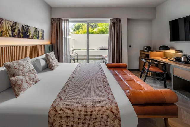 Chill, Twin Beds، Elegance Miramar Hotel 1/7