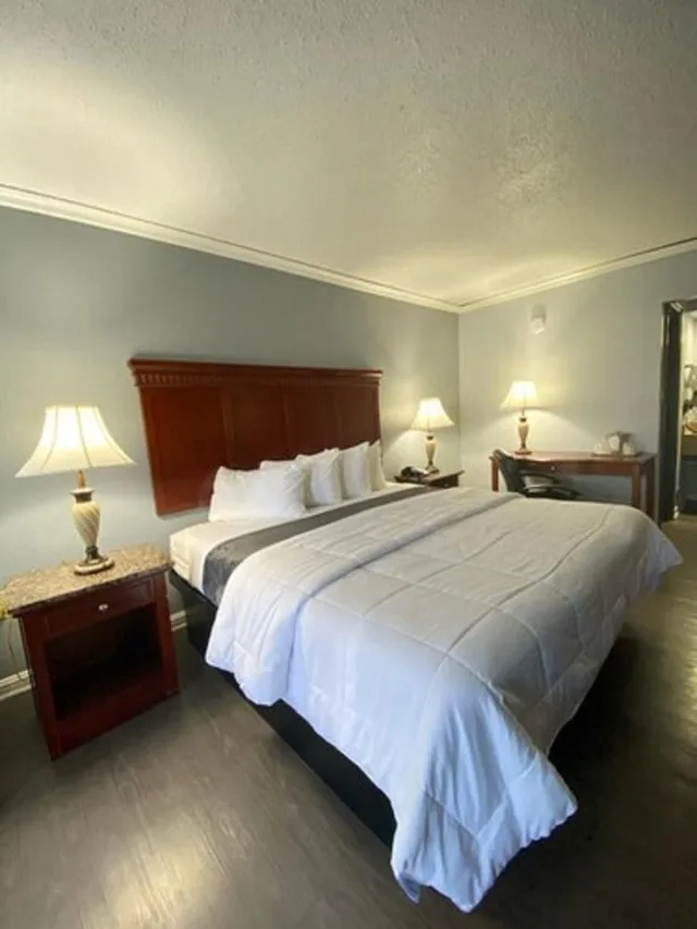 غرفة كومفورت بسرير كينج لذوي الإعاقة، Antioch Quarters Inn and Suites 5/10