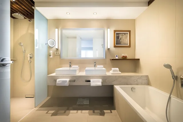 جناح بسرير كوين مع أريكة بجاكوزي، President Hotel Valamar Collection 7/7
