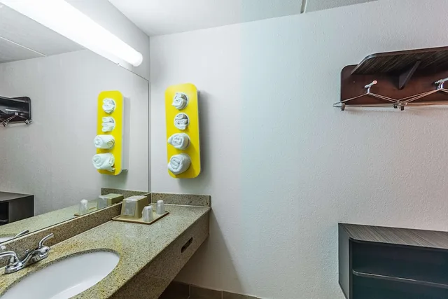 غرفة قياسية بسريرين كوين، Motel6 Cleveland, TX 8/10