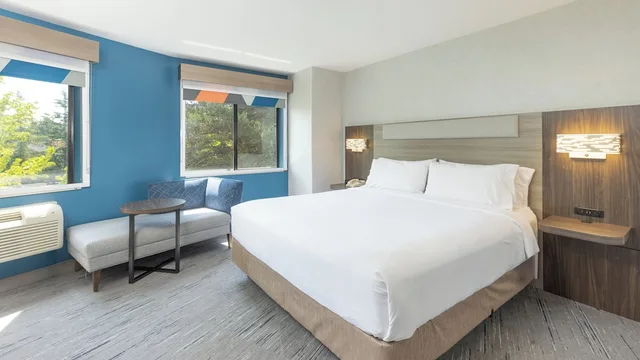 Standard, King Bed, Extra Floor Space, Holiday Inn Express Bellingham 2/6