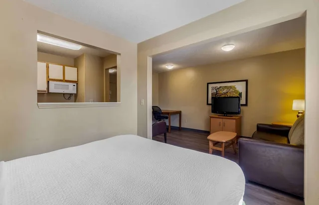 1 Queen Bed - Suite, Non-Smoking, Micfridge، Studio6 Suites Greenville, SC - Haywood Mall 2/5
