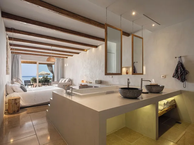 غرفة بسرير مزدوج بإطلالة على البحر بشرفة، The Theodore Boutique Hotel 5/8