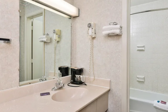 غرفة بسرير كوين، Americas Best Value Inn Decatur In 7/9