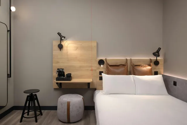 Moxy Hideaway, Sleeper, Queen Bed, No Window، Moxy London Piccadilly Circus 3/9
