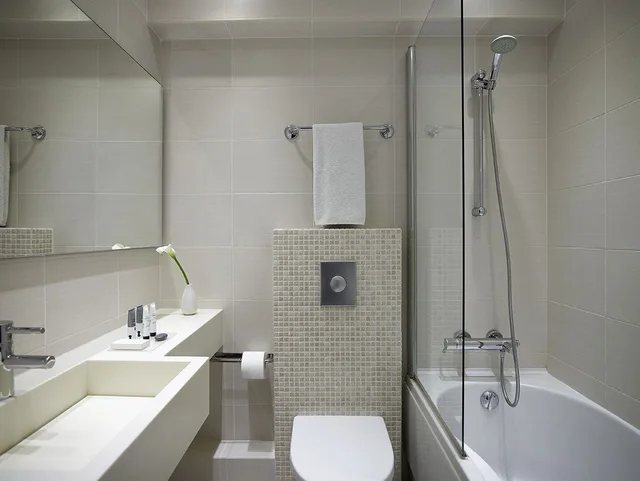 غرفة كلاسيكية بسرير كوين بإطلالة على المسبح، Amarilia Hotel 6/6