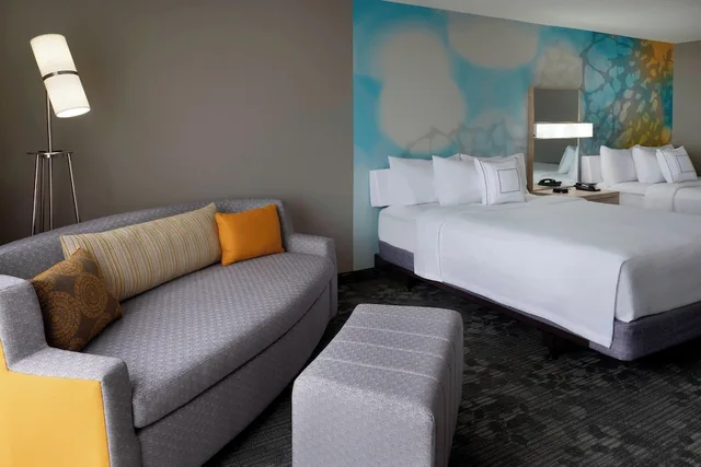 Room, 2 Queen Beds, Airport View, Sofa، Courtyard Marriott Toronto Airport 3/4