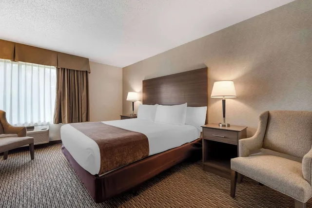 جناح بسرير كينج مع أريكة بمنطقة جلوس بمطبخ، Best Western Spooner Riverplace 2/5