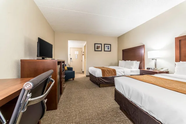 Standard, 2 Double Beds, Comfort Inn Festus-St. Louis South 2/5