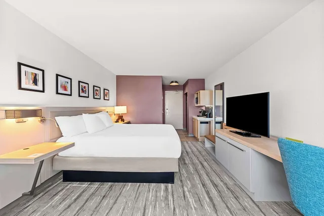 Evolution, King Bed, Hilton Garden Inn Seattle North-Everett 2/9