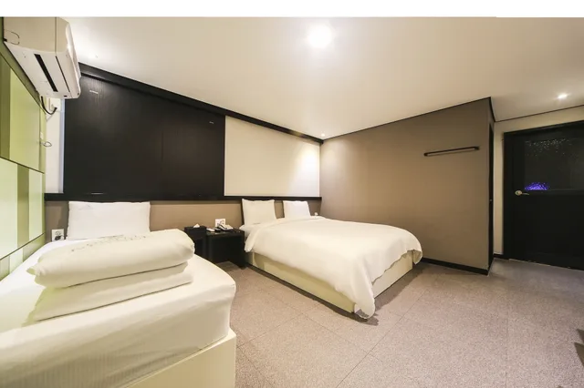 Deluxe, 1 Double and 1 Single Bed, Elysee Hotel 1/6