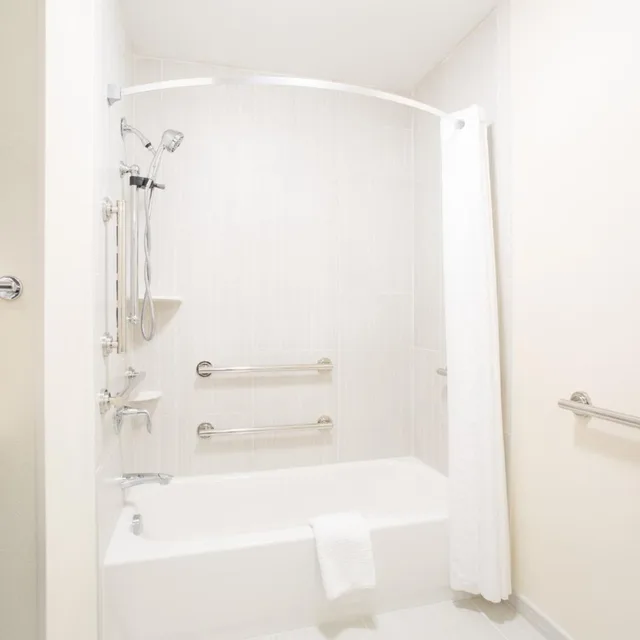 جناح استوديو بسرير كوين بحوض استحمام لذوي الإعاقة، CANDLEWOOD SUITES LONGMONT 3/6