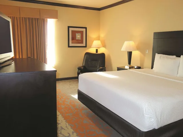 غرفة بسرير كينج، La Quinta Inn & Suites by Wyndham Eastland 1/3