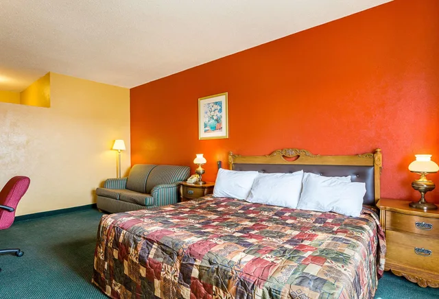 جناح بسرير كينج، Rodeway Inn Roswell West 2/4
