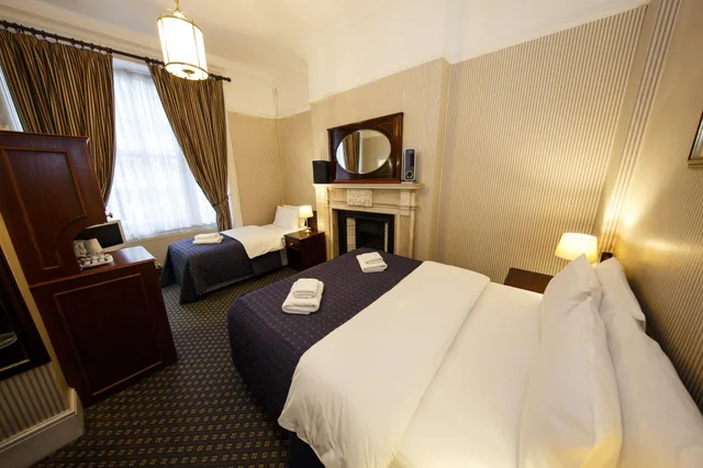 غرفة عائلية، Regency House 1/3