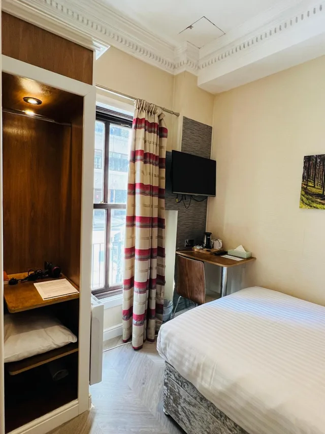 غرفة مفردة، The Cheshire Hotel 6/12