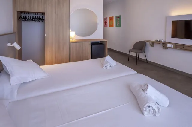 Room, Twin Beds, Lateral Side Sea View, GHT S Agaro Mar 7/10