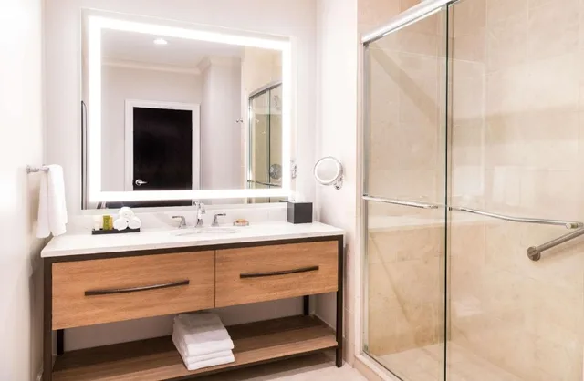 Suite, King Bed, Executive Level, Parlor, Accessible، Hilton Columbus Polaris 3/3