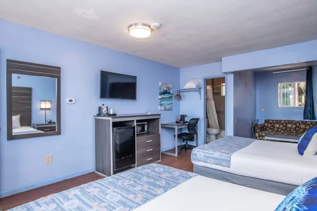 1 Bedroom, Standard, Triple, 1 Double and 2 Queen Beds، Aqua Breeze Inn 3/4
