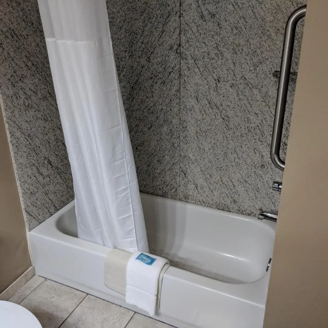 غرفة بسرير كينج يُسمح فيها بالحيوانات الأليفة، Clarion Pointe Medford Ex Holiday Inn Express Medford 6/6