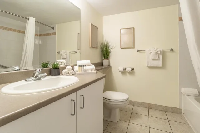 جناح بسرير كينج مع أريكة، Hotel Faubourg Montreal 3/4