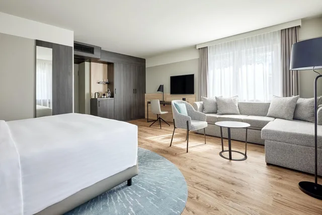 جناح جونيور بسرير كينج مع دخول صالة النادي، Basel Marriott Hotel 5/8