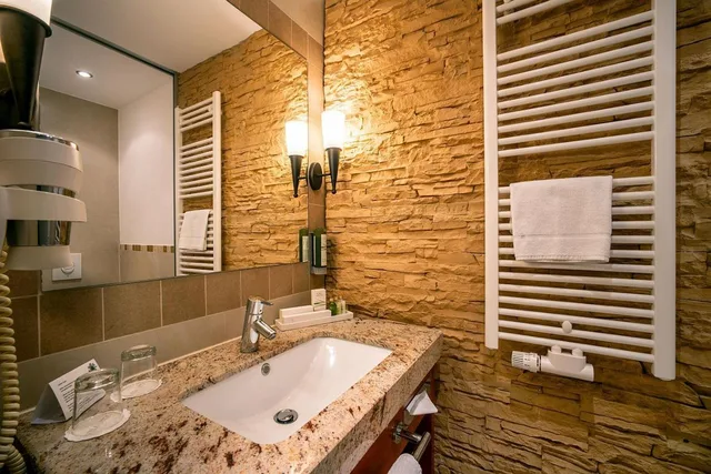 غرفة بسرير كوين، VILA VITA Pannonia 5/5