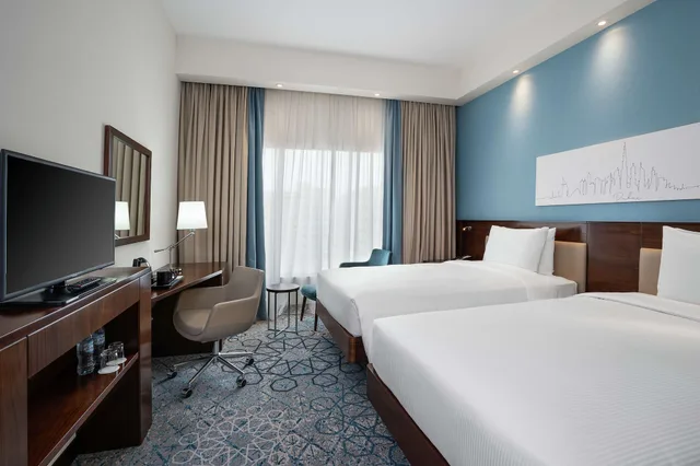 غرفة بسريرين منفصلين وسرير كوين مع أريكة للمدخنين، Hampton By Hilton Dubai Al Barsha 2/7