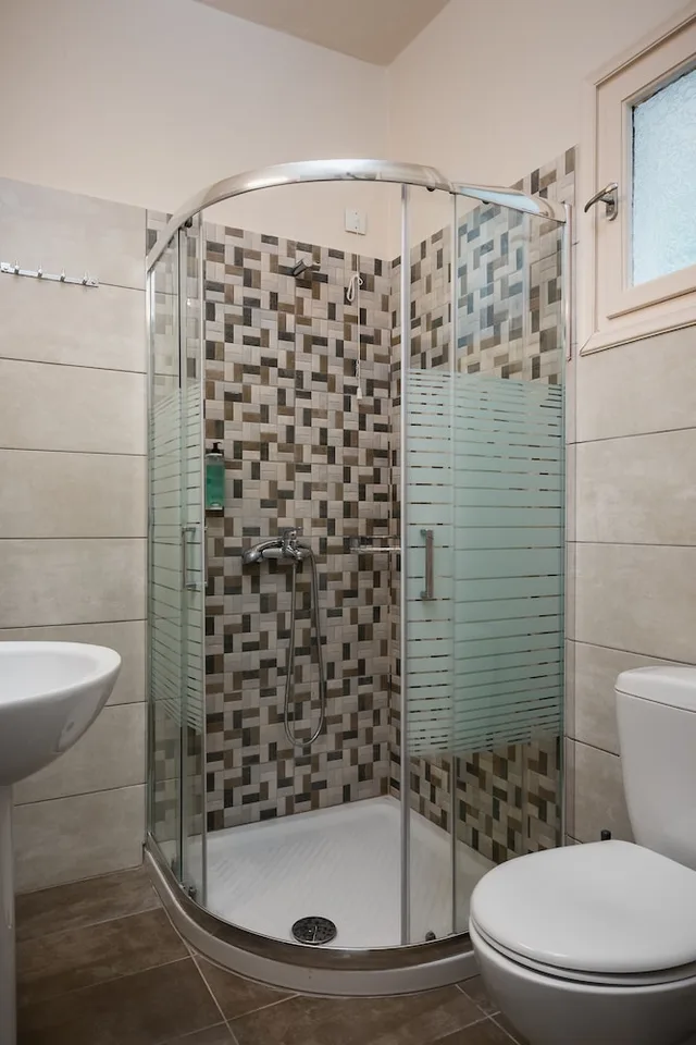 شقة بسريرين منفصلين بإطلالة على البحر بغرفة نوم واحدة مع أريكة، Filorian Hotel Apartments 10/10