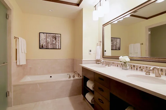 غرفة، The Ritz Carlton Lake Tahoe 4/4